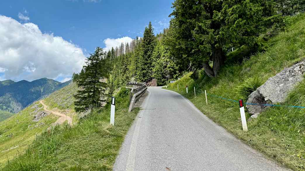 Straße am Manghenpass