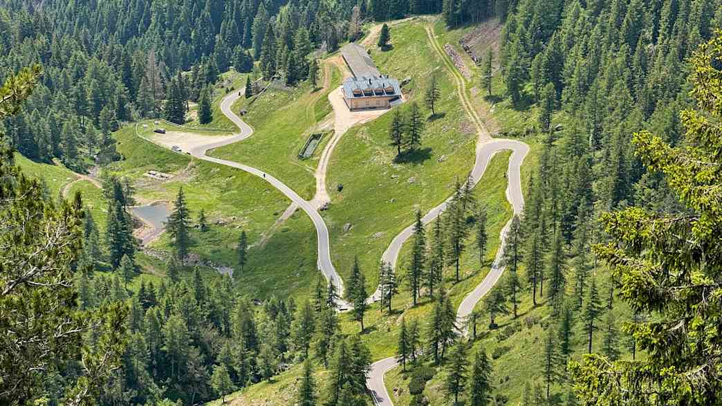 Kurvenstraßen auf der Südseite des Manghenpass