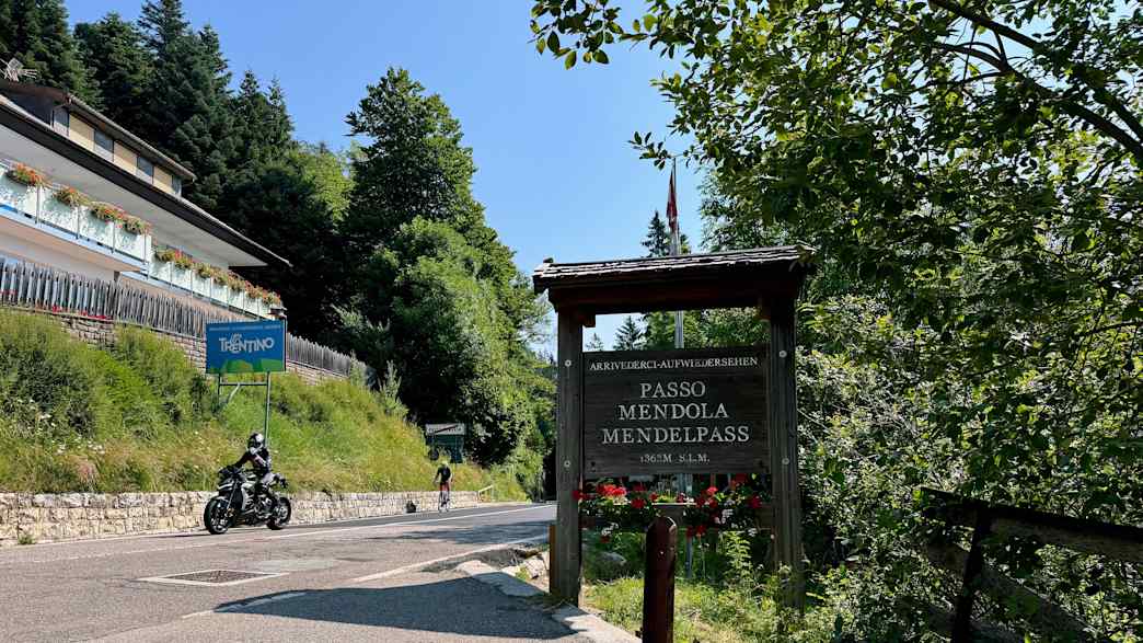 Ein Motorrad steht an der Passhöhe des Mendelpass in Italien