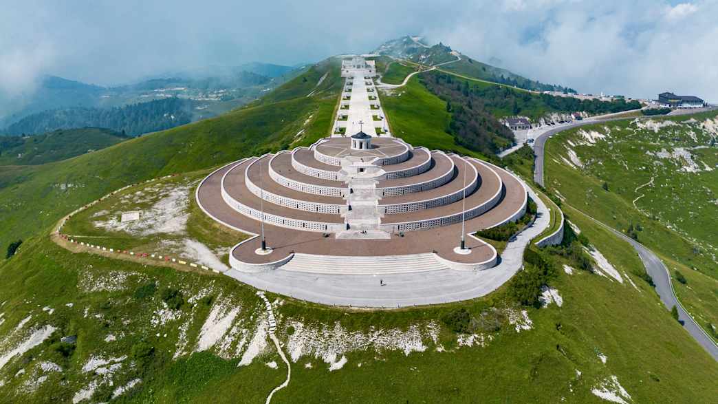 Luftaufnahme des Kriegerdenkmals auf dem Monte GRappa