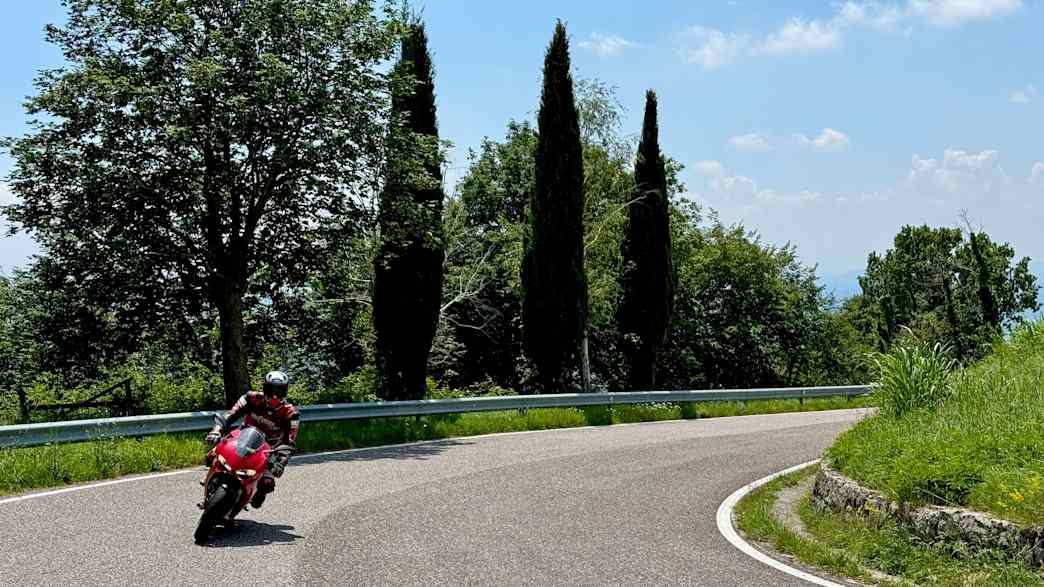 Eine Ducati auf einer Straße am Monte Grappa