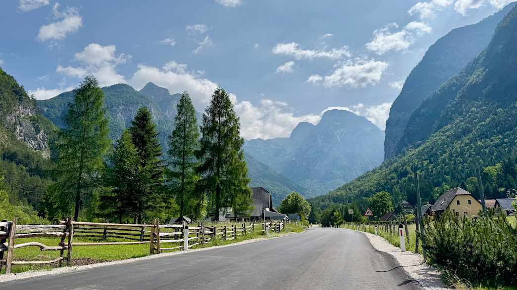 Straße im Socatal in Slowenien