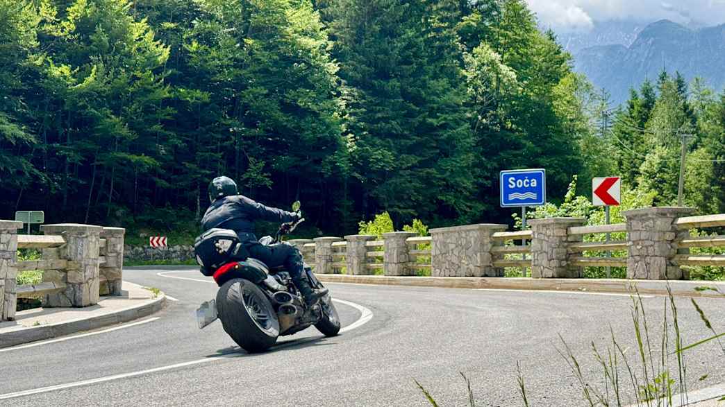 Motorradfahrer unterwegs im Socatal in Slowenien