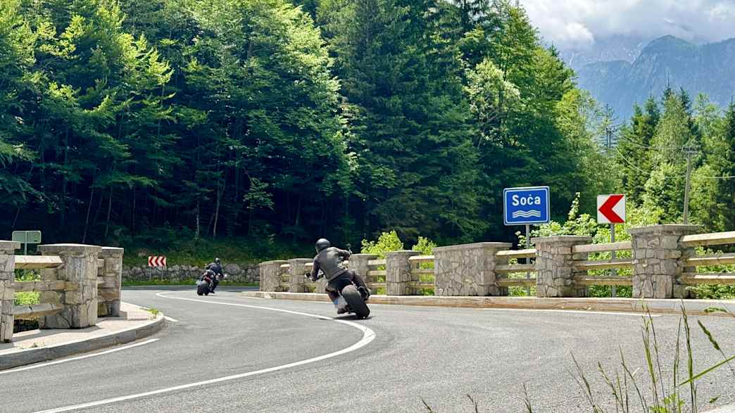 Motorradfahrer unterwegs im Socatal in Slowenien