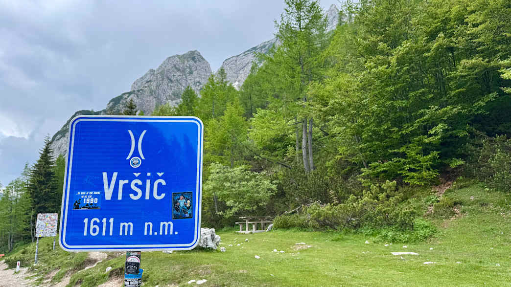Ein Straßenschild zeigt die Aufschrift Vrsic in Slowenien