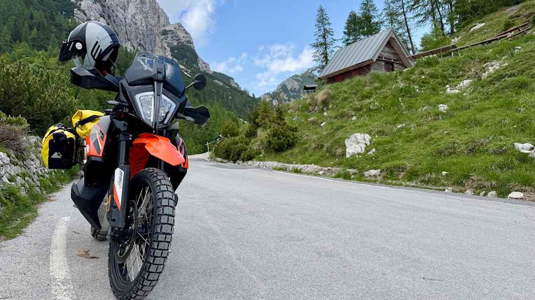 Motorradfahrer unterwegs auf dem Vrsicpass in Slowenien
