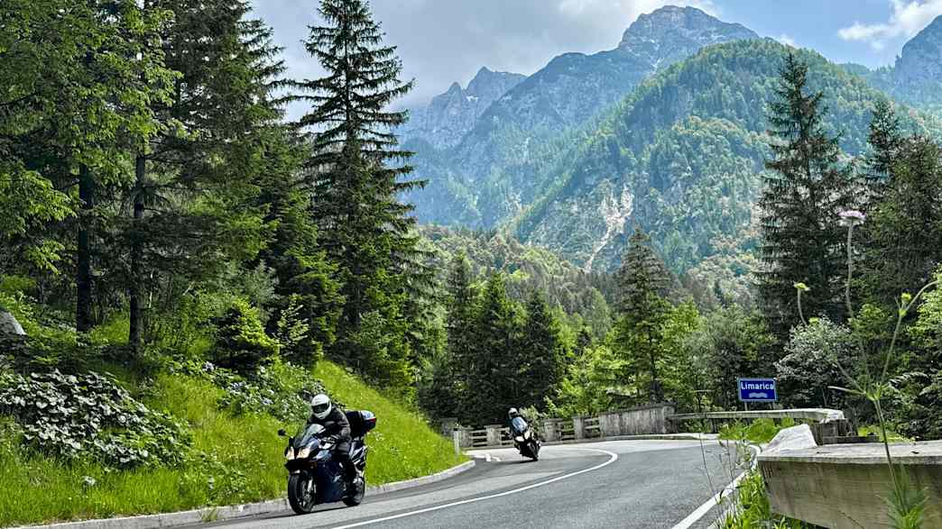 Motorradfahrer unterwegs auf dem Vrsicpass in Slowenien