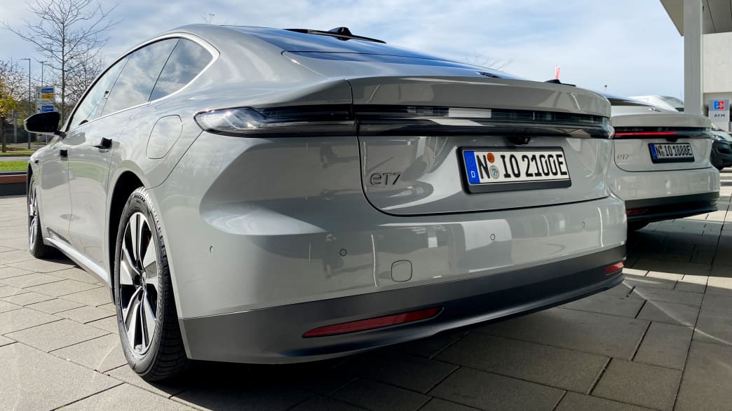 Der Nio ET7 von hinten stehend