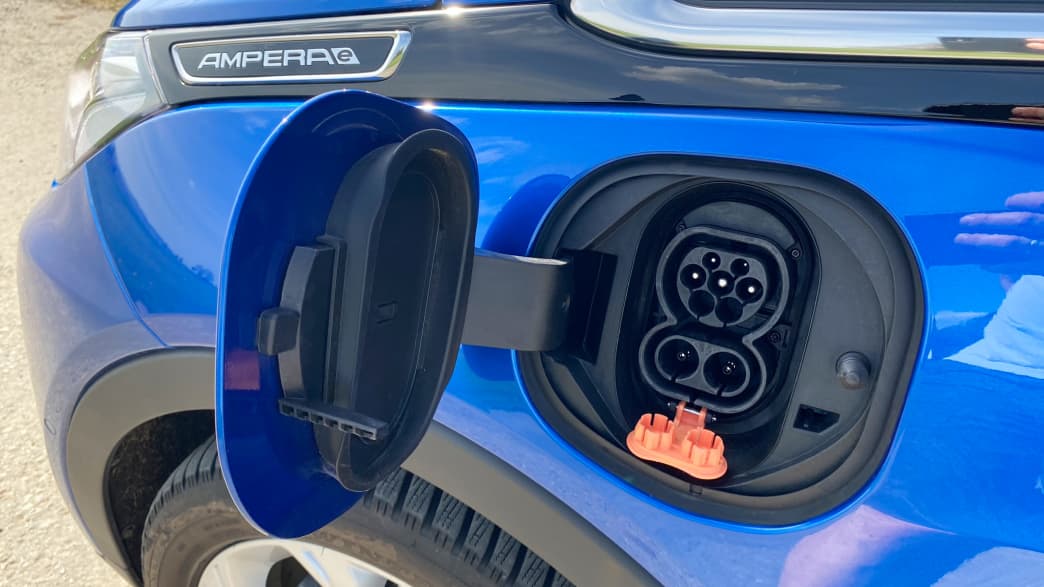 Der Ladeanschluss eines Opel Ampera-e