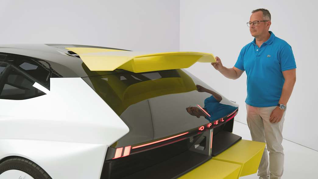 Redakteuer Jochen Wieler am Heck des Opel Corsa GSE Vison Gran Turismo