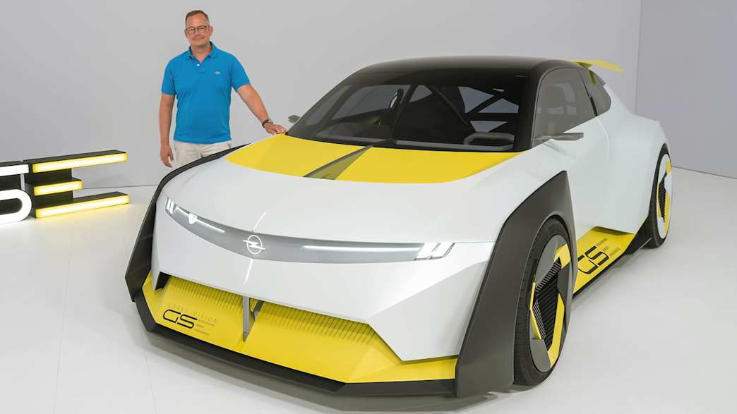 Redakteuer Jochen Wieler steht an der Seite des Opel Corsa GSE Vison Gran Turismo