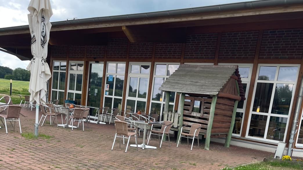 Ein gesperrter Spielplatz auf dem Rasthof Fuchsberg Süd