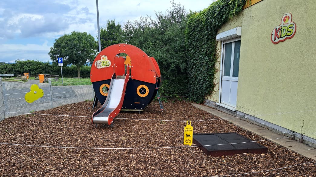 Ein gesperrter Spielplatz auf dem Rasthof Wetterau West