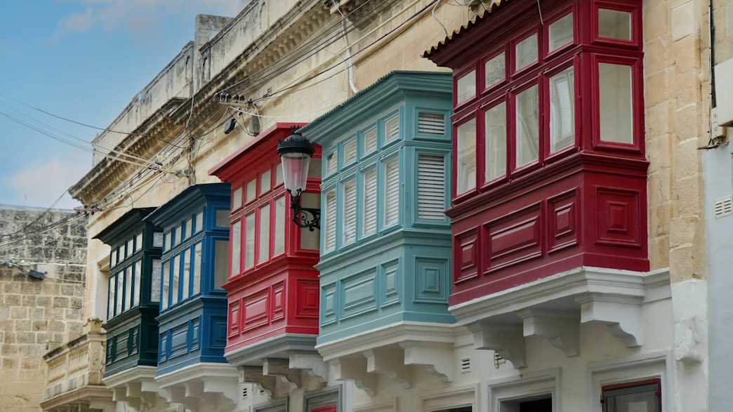 Typische Balkone, genannt „Gallariji“, auf Malta