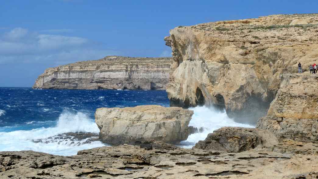 Die Meeresbucht Dwejra Bay an der Westküste der zu Malta gehörenden Insel Gozo