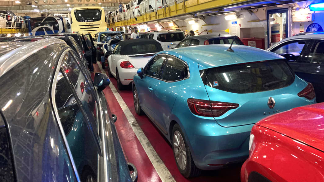 Der Renault Clio auf einer Fähre