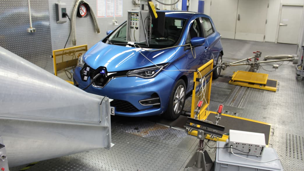 Ein blauer elektronischer Renault Zoe im Landsberger Testzentrum auf dem Prüfstand