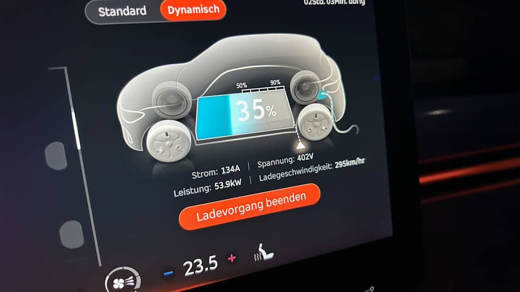 Der Ladevorgang eines Smart 1 Elektroautos