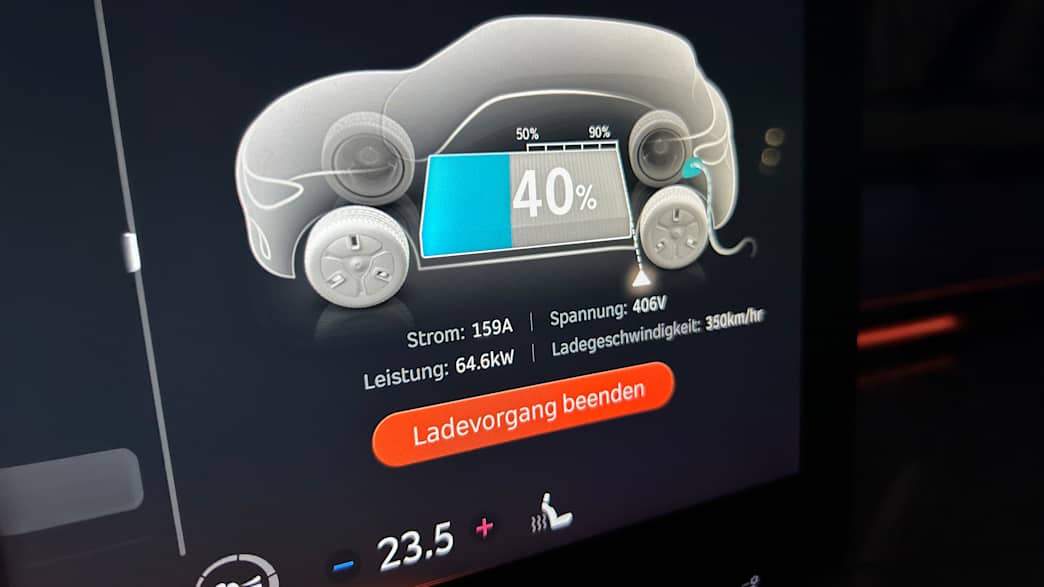 Der Ladevorgang eines Smart 1 Elektroautos