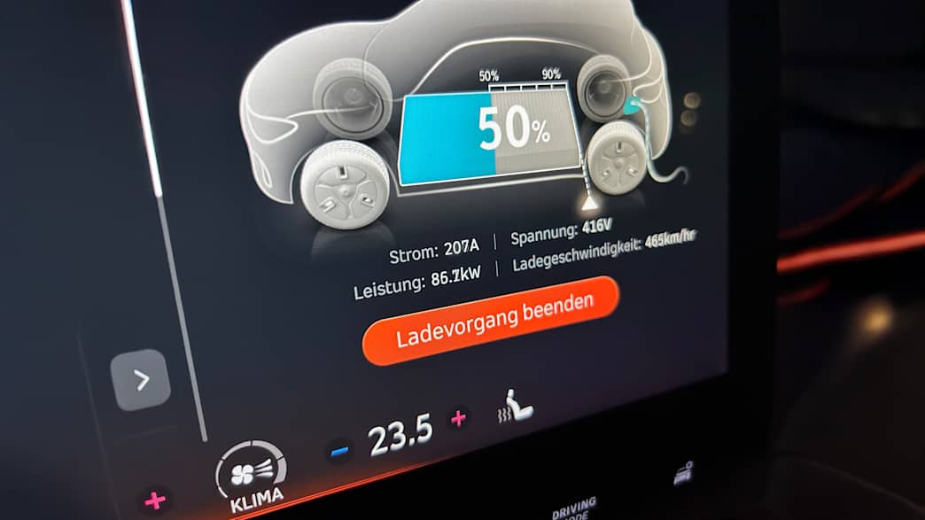 Der Ladevorgang eines Smart 1 Elektroautos