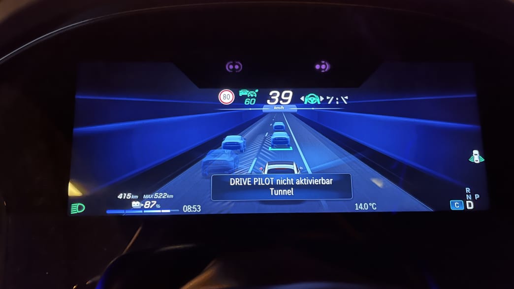 Anzeige zum Staupiloten im Mercedes