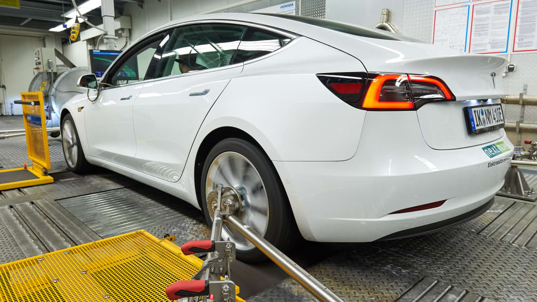 weisser Tesla Model 3 auf dem Prüfstand