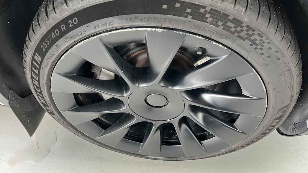 Schrammen an der Felge eines Tesla Model Y
