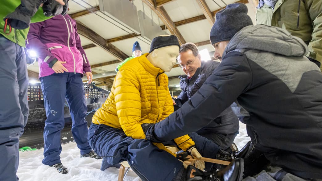 Ein Dummy wird auf einen Schlitten befestigt für den ADAC Schlittencrashtest in der Skihalle in Bottrop