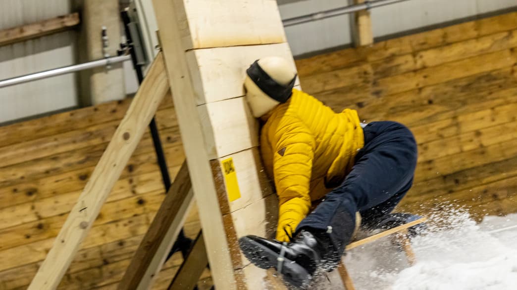 Ein Dummy ohne Helm rast auf einem Schlitten gegen eine Wand beim ADAC Schlittencrashtest in der Skihalle in BottropADAC Schlittencrashtest in der Skihalle in Bottrop