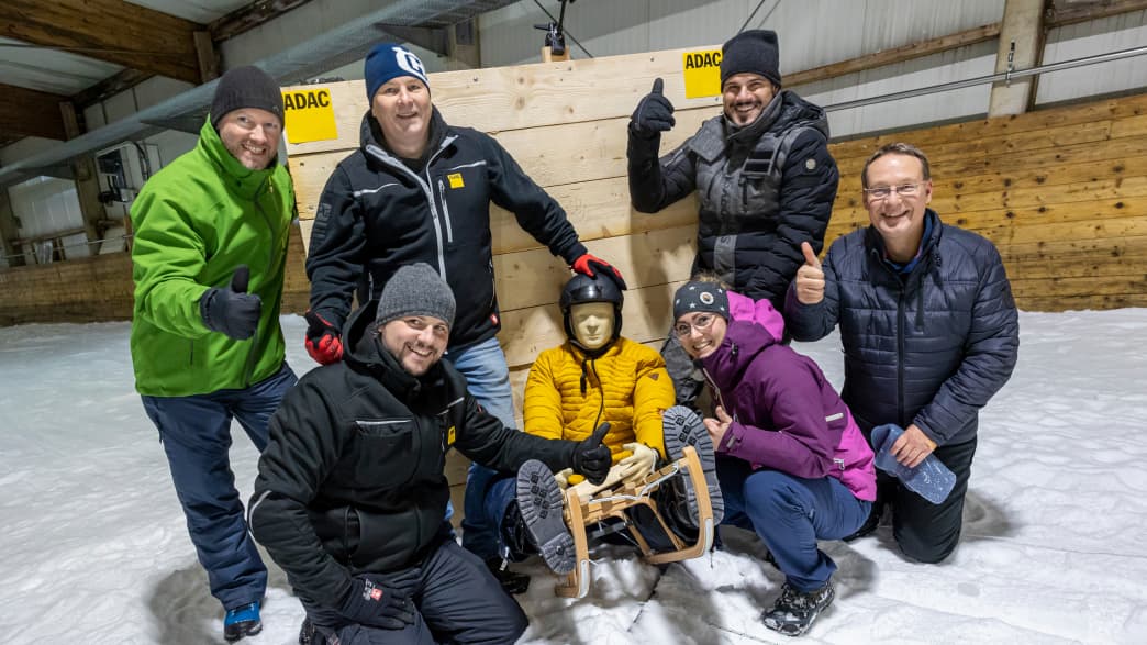Teamfoto nach dem ADAC Schlittencrashtest in der Skihalle in Bottrop