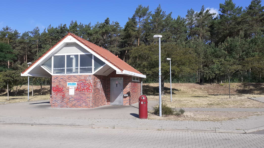 Unbewirtschaftete Raststätten mit Toilettenhäußchen