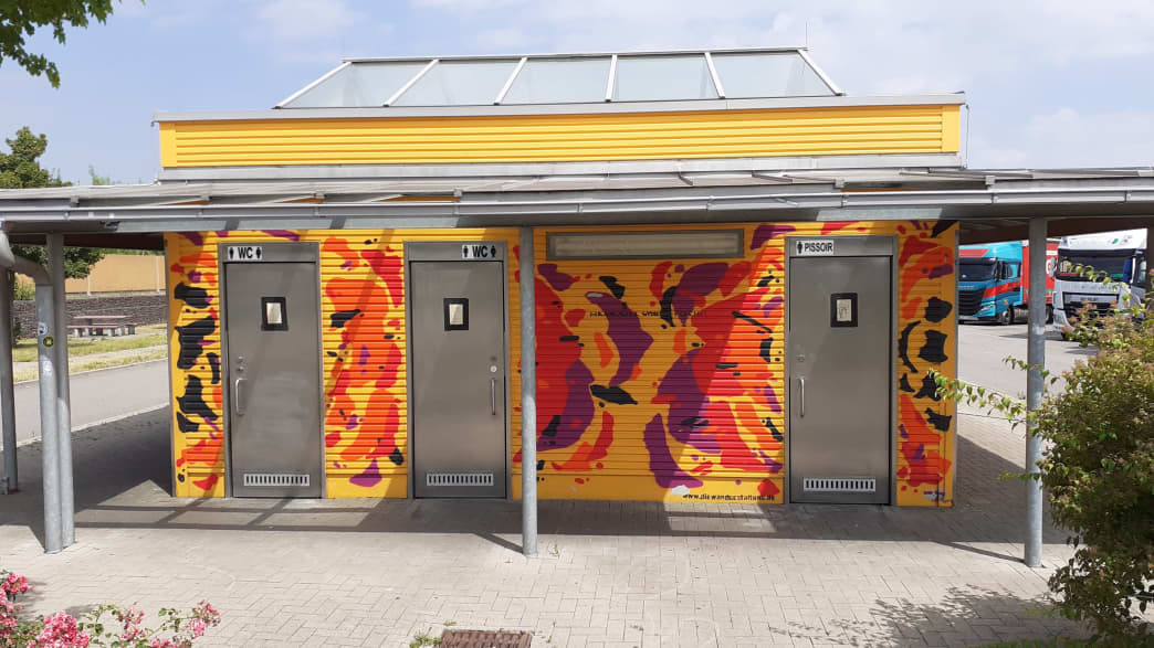 Unbewirtschaftete Raststätten mit Toilettenhäußchen