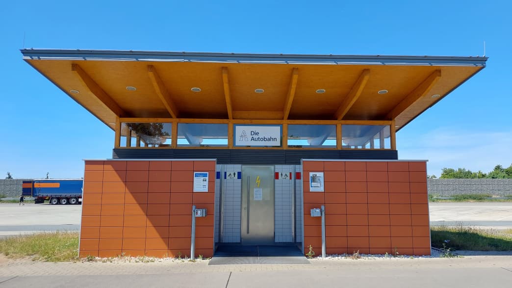 Unbewirtschaftete Raststätten mit Toilettenhäußchen