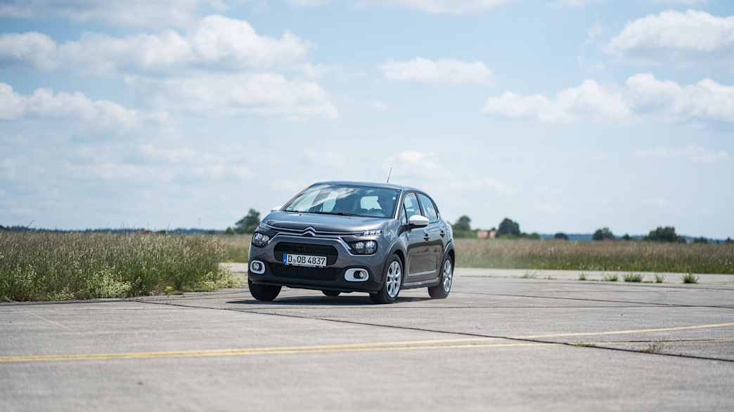 Der Dacia fahrend von vorne