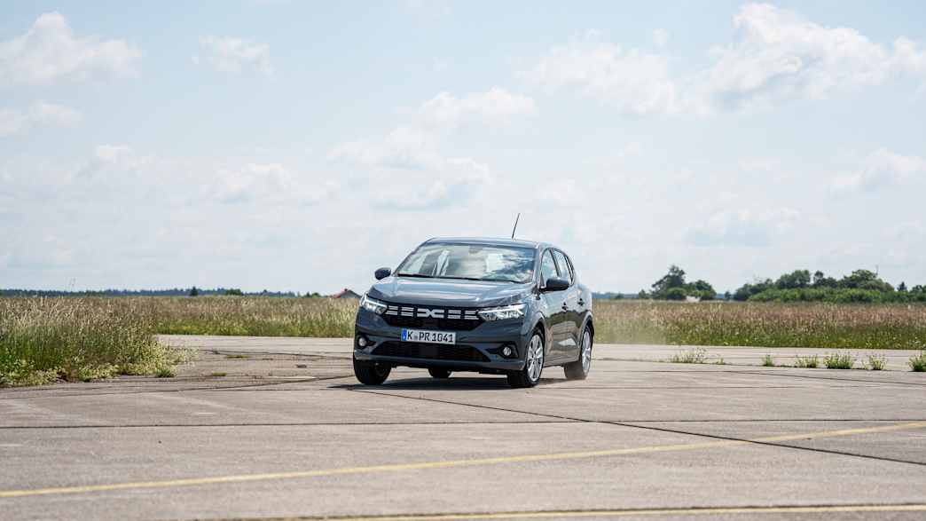 Der Dacia fahrend von vorne