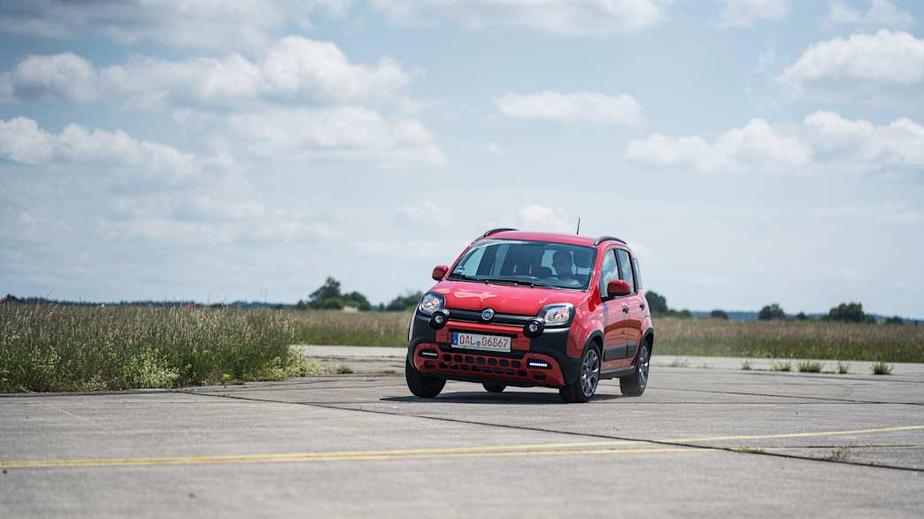 Der Fiat fahrend von vorne