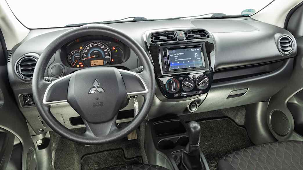 Das Cockpit des Mitsubishi