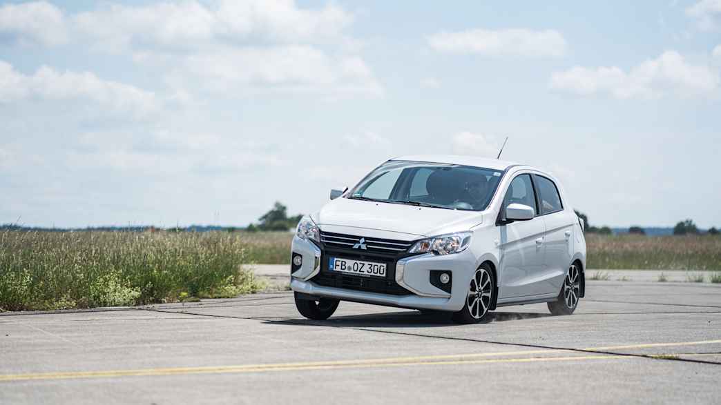 Der Mitsubishi fahrend von vorne