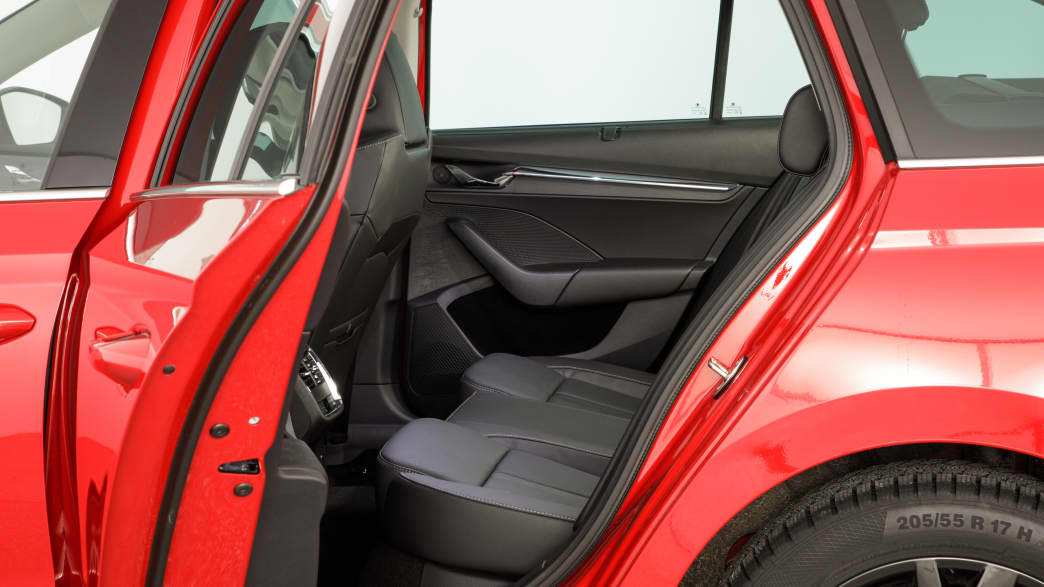 Roter Skoda Octavia mit geöffneter Hintertür