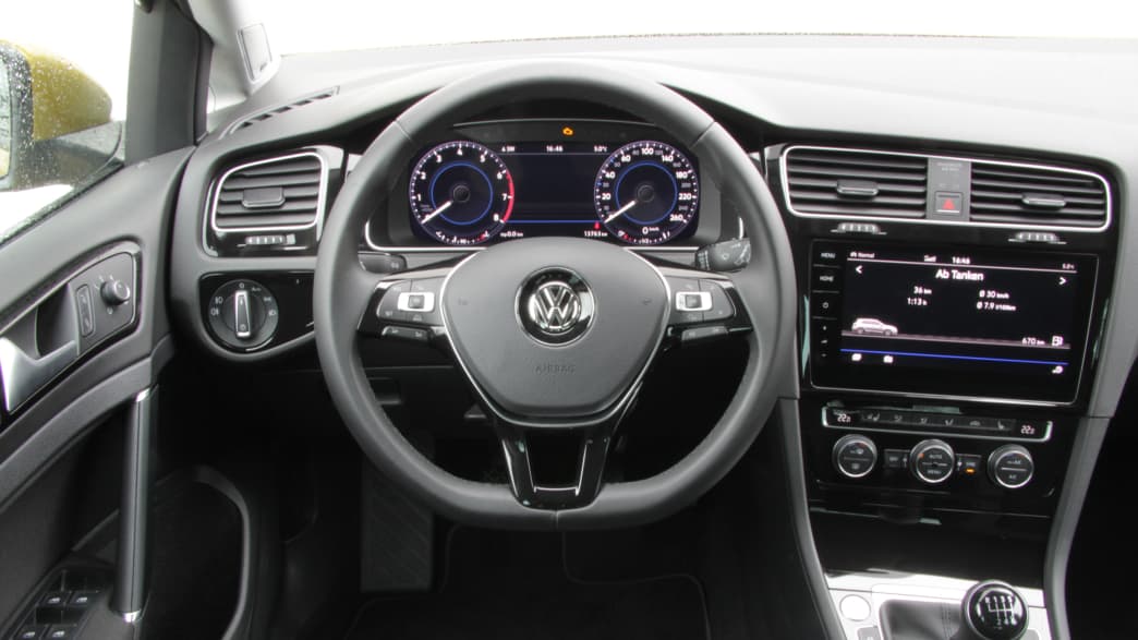 Cockpit eines VW Golf