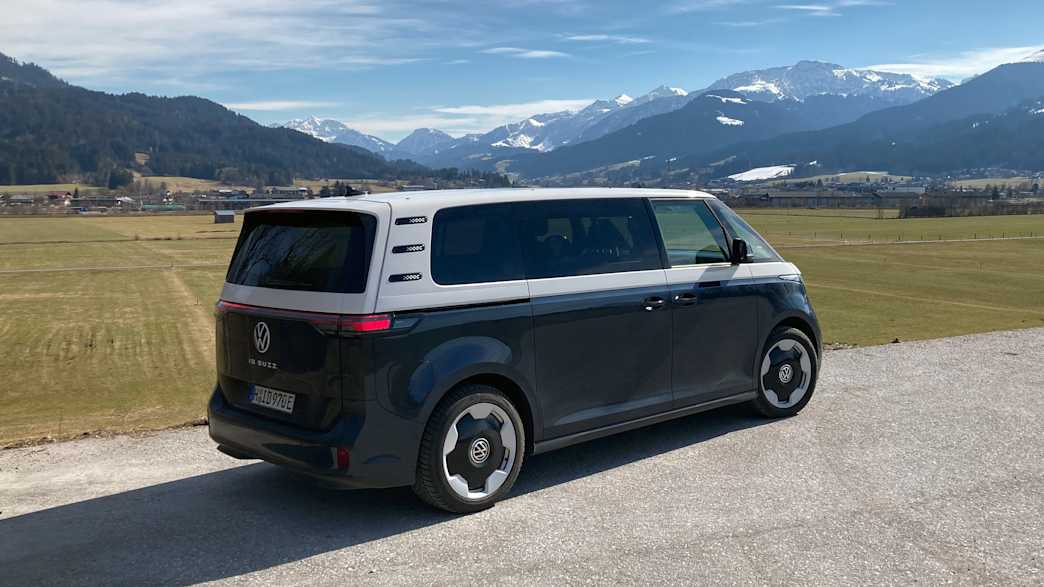 Seitenansicht eines stehenden VW ID Buzz