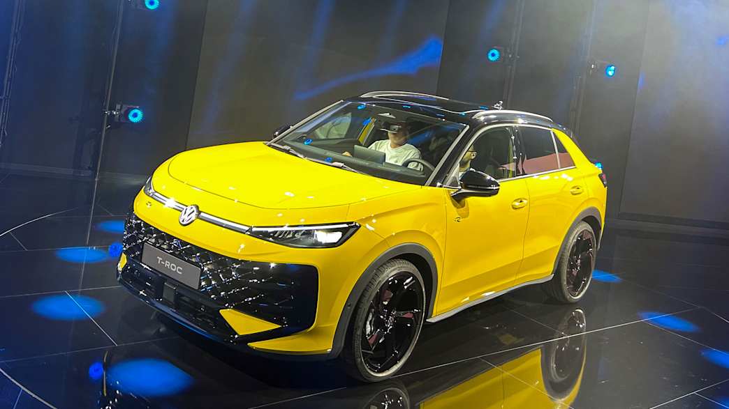 Front und Seitenansicht eines stehenden VW T-Roc