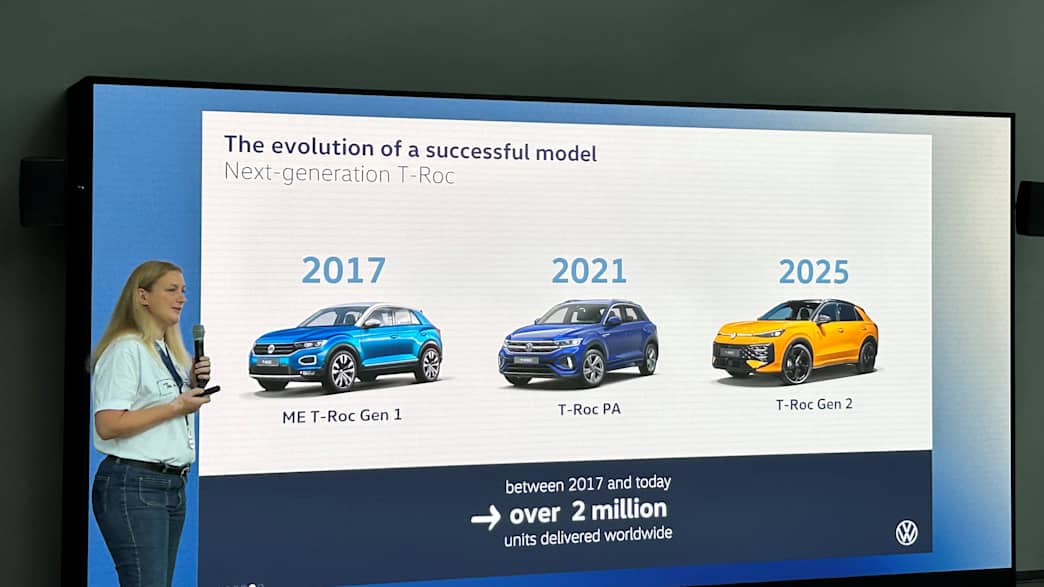 Eine Frau hält einen Vortrag über die Evolution des VW T-Roc