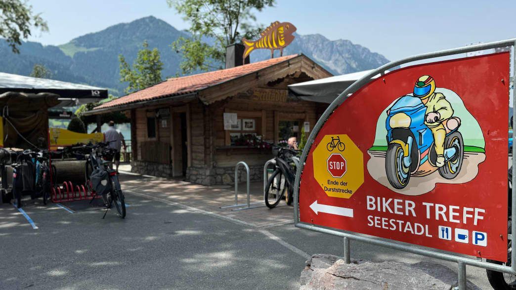 Ein Schild das auf das Biker Treff im Seestadl am Walchsee hinweist