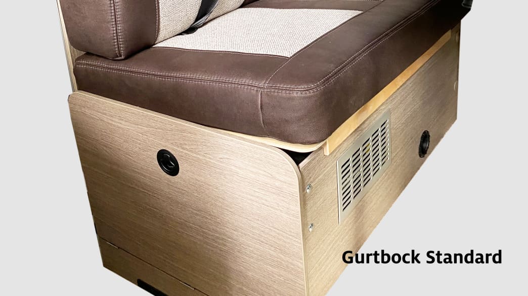 Rückbank aus Holz in einem Wohnwagen