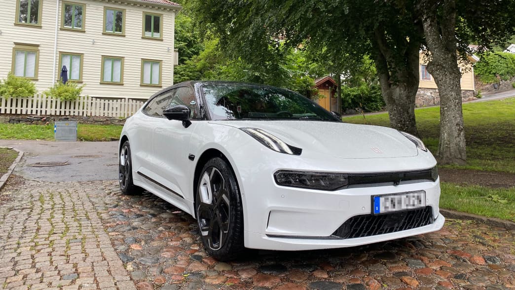 Der stehende Zeekr 001 von vorne