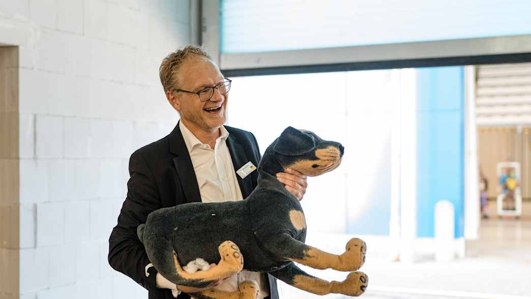 Reinhard Kolke mit Hund bei den Feierlichkeiten zum Jubiläum 25 Jahre Testzentrum in Landsberg
