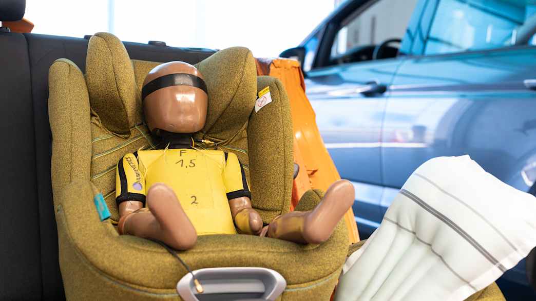 Dummy im Kindersitz bei den Feierlichkeiten zum Jubiläum 25 Jahre Testzentrum in Landsberg