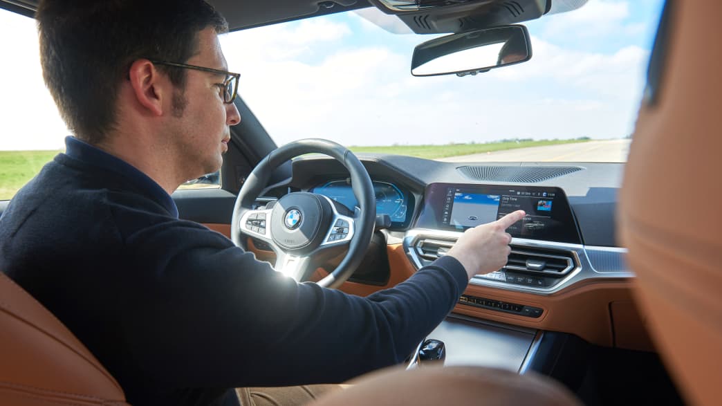 Martin Ruhdorfer beim Test der Bedienungskonzepte in den Autos