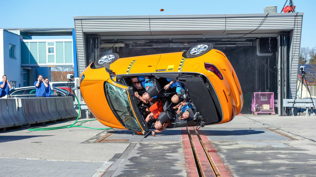 Überschlag bei einem Crashtest mit Cabrio